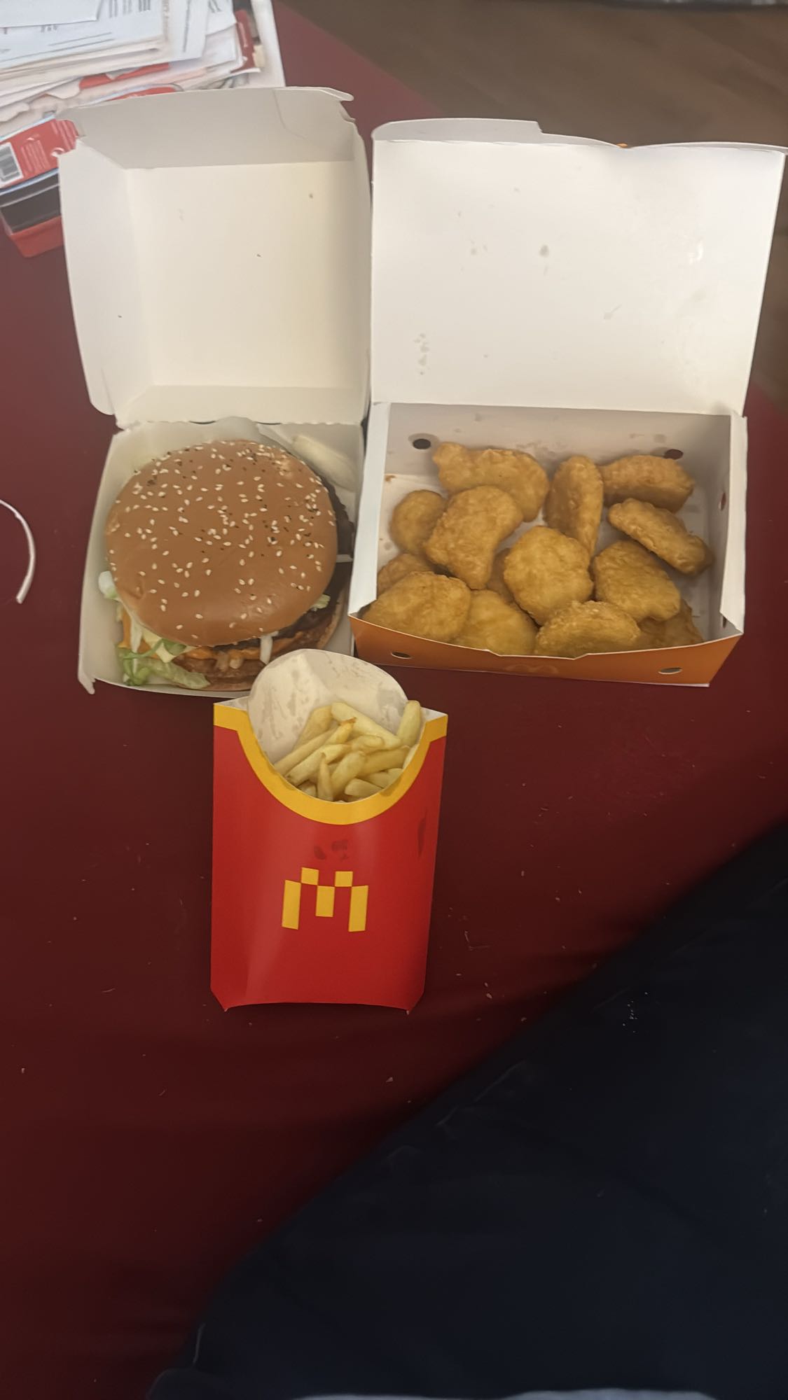 Burger, nuggets y papas