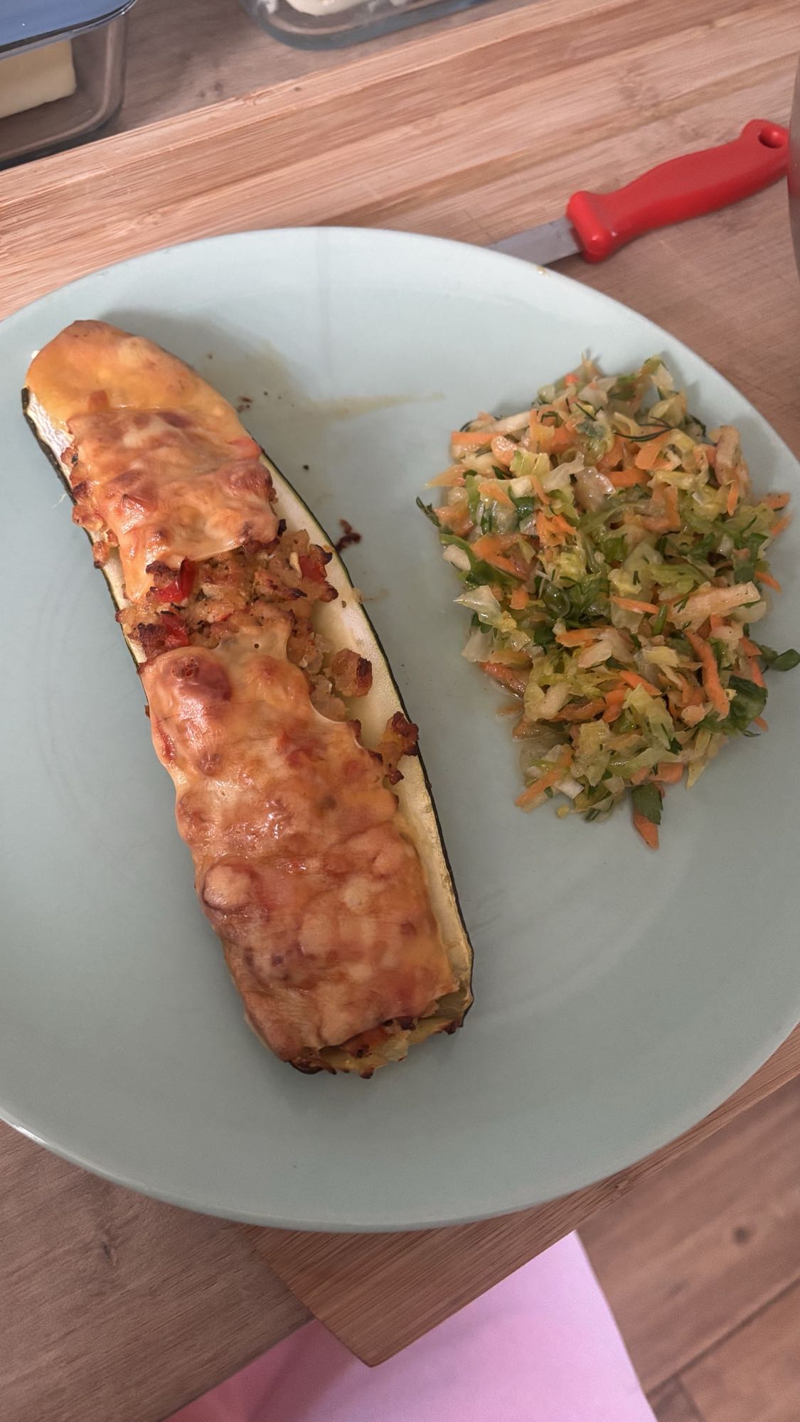 Faszerowana cukinia z surówką