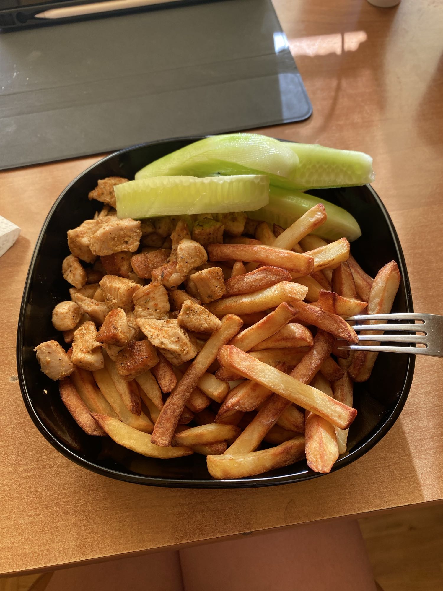 Frytki z kurczakiem i ogórkiem