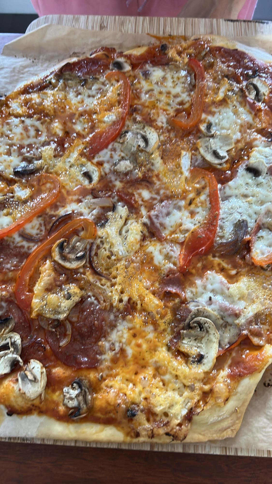 Pizza z warzywami i salami