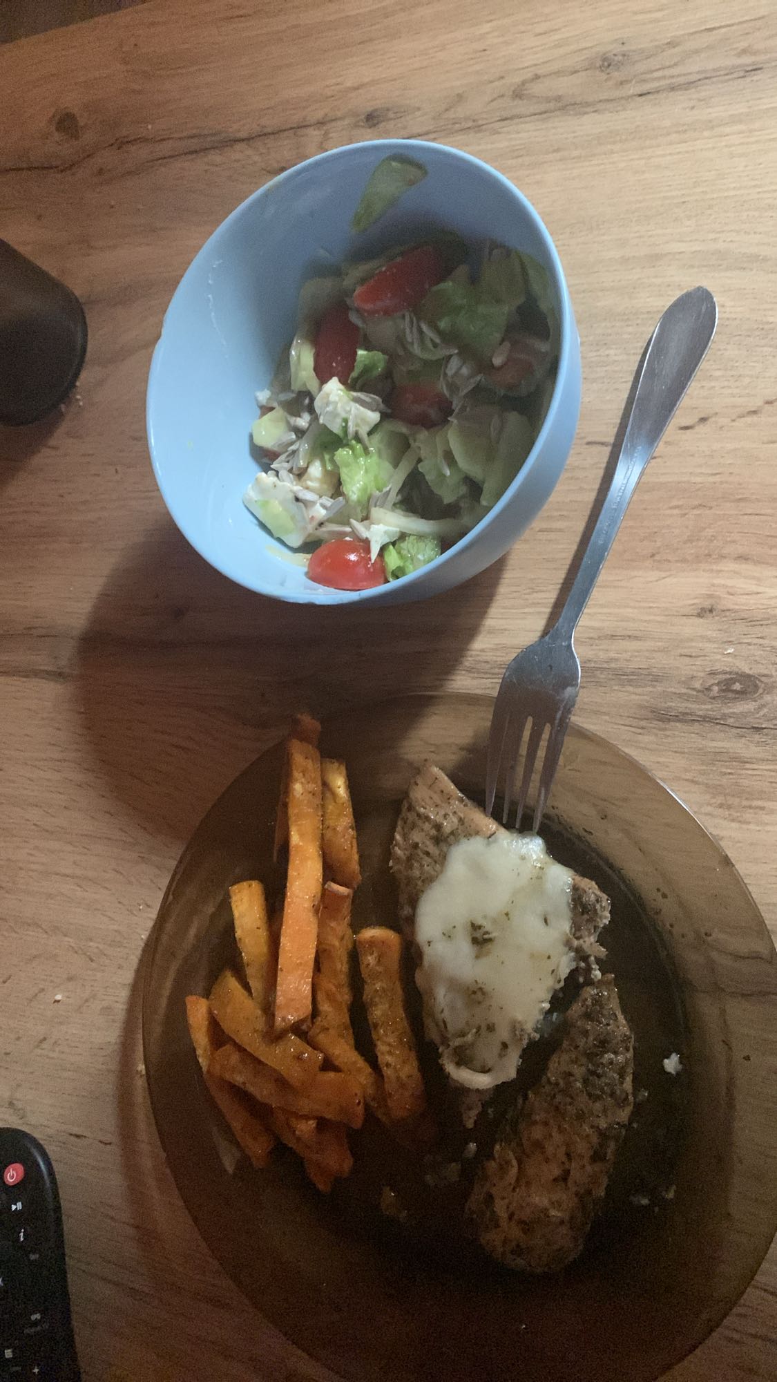 Kurczak z frytkami i sałatką