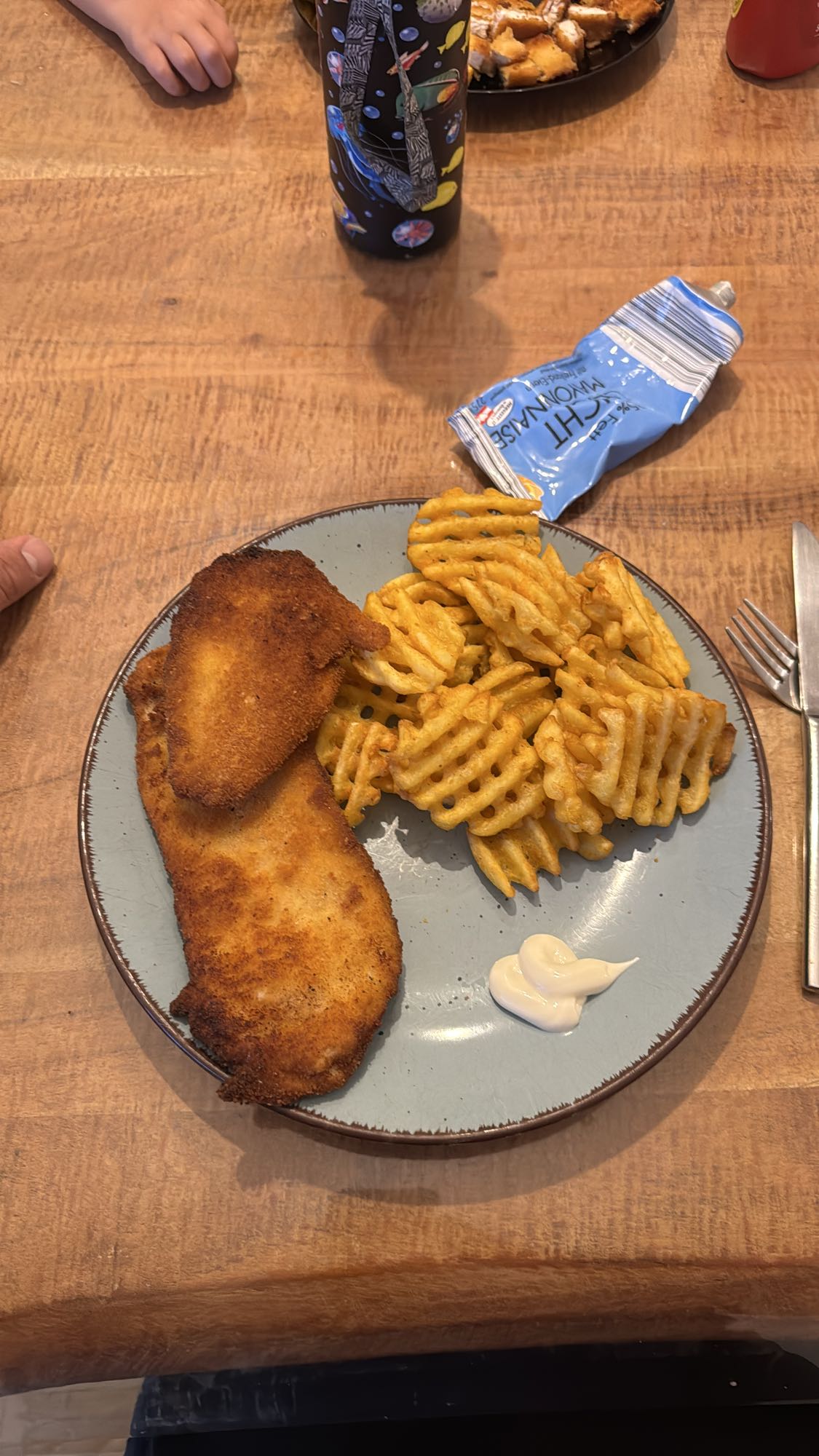 Schnitzel mit Waffelpommes