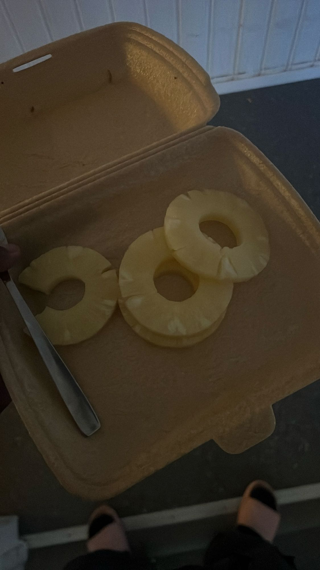 Ananasskivor i låda