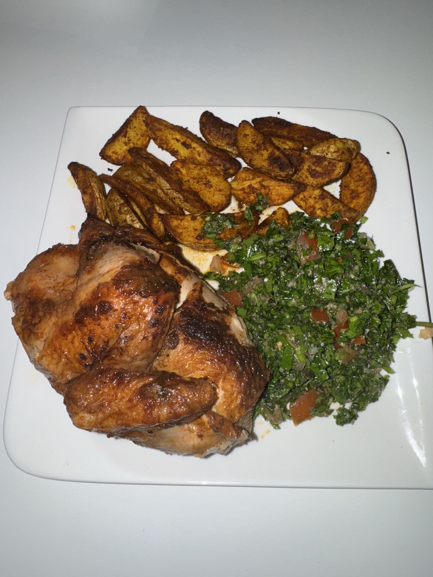 Hähnchen mit Kartoffeln und Tabbouleh Salat