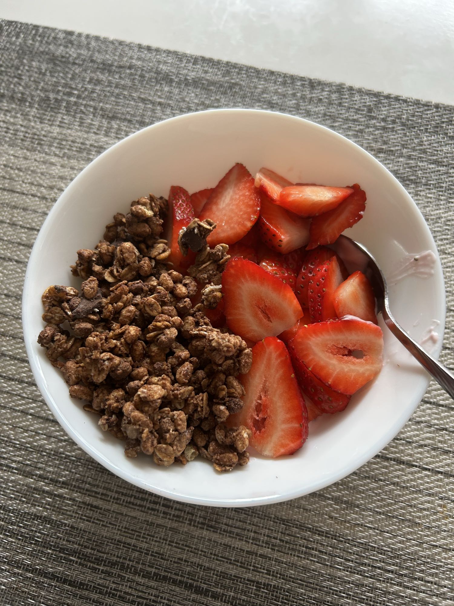 Granola z truskawkami