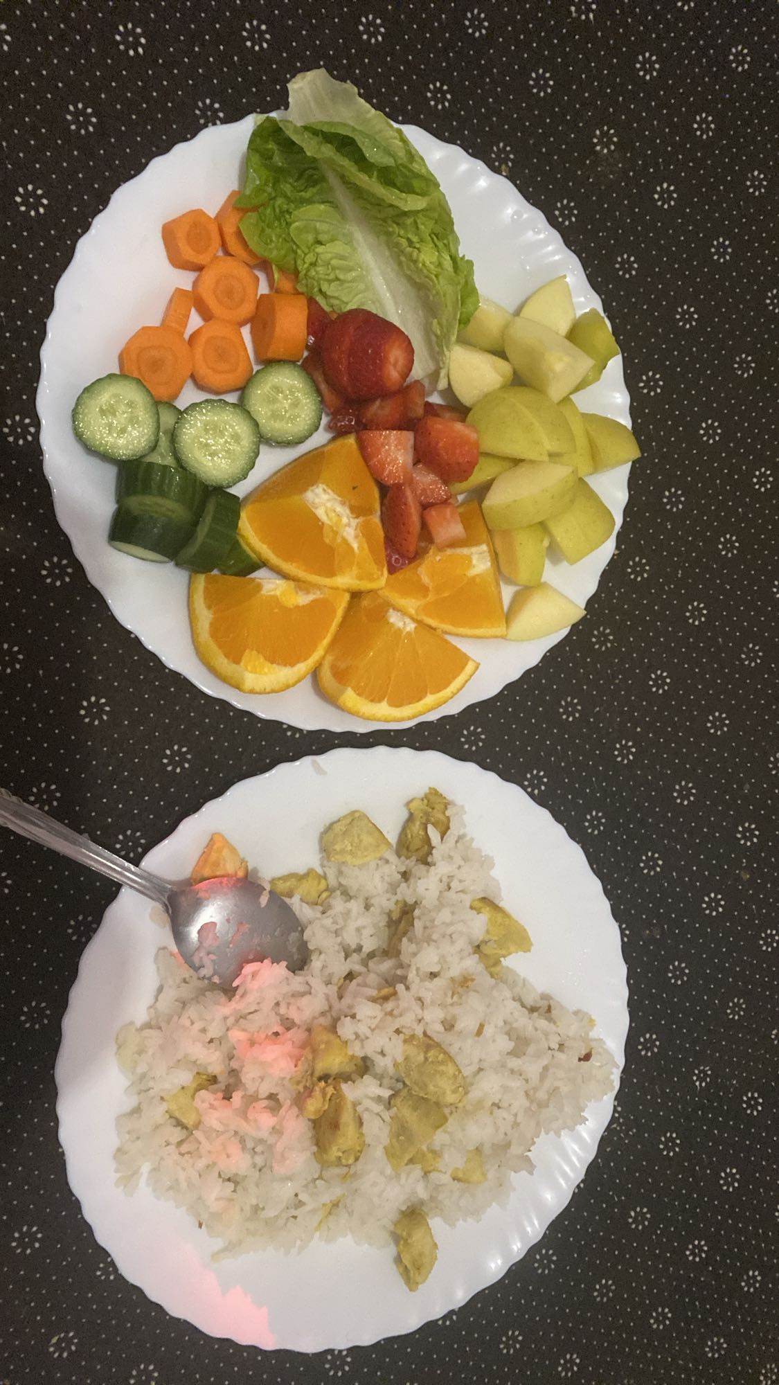 Riz poulet et salade fruits