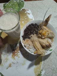 Pollo con arroz y frijoles