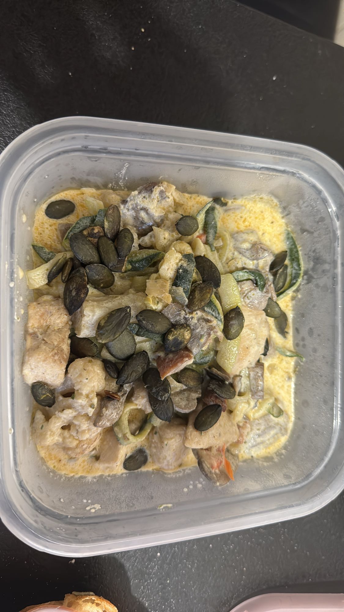 Kurczak z warzywami i pestkami