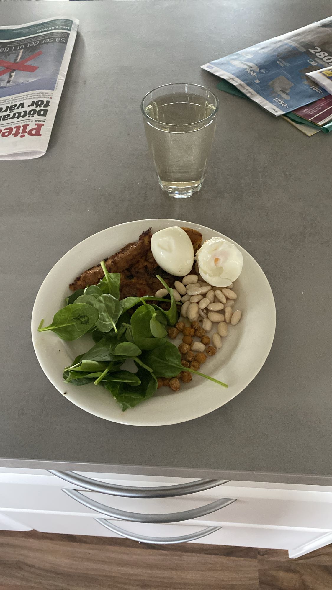 Omelett med rostade kikärter, spenat och vita bönor