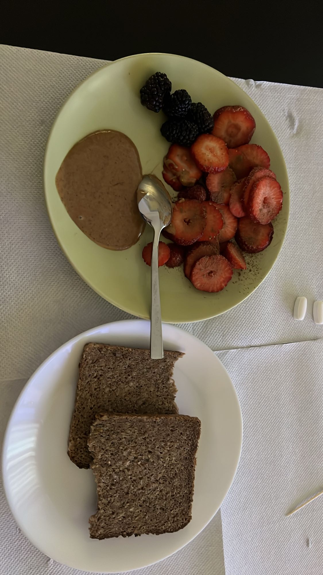 Φρούτα με ψωμί και βούτυρο