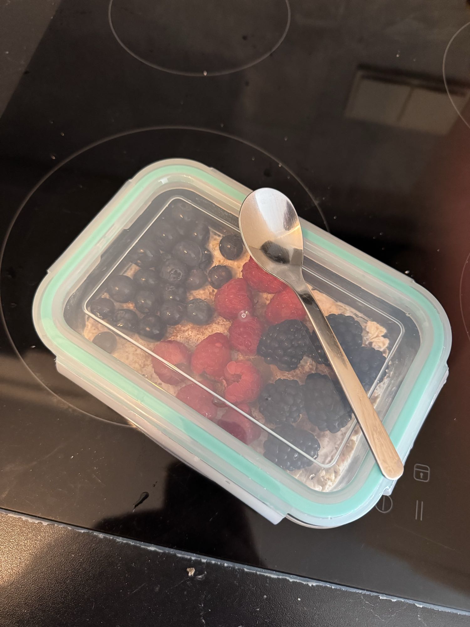 Haferflocken mit Waldbeeren