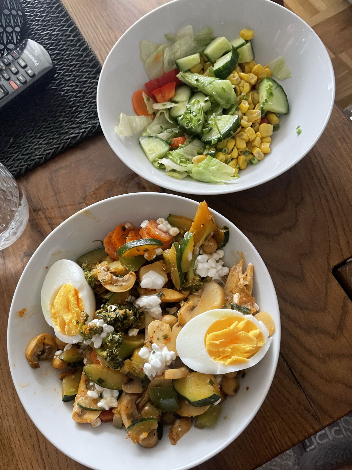 Salat mit Ei und Gemüse