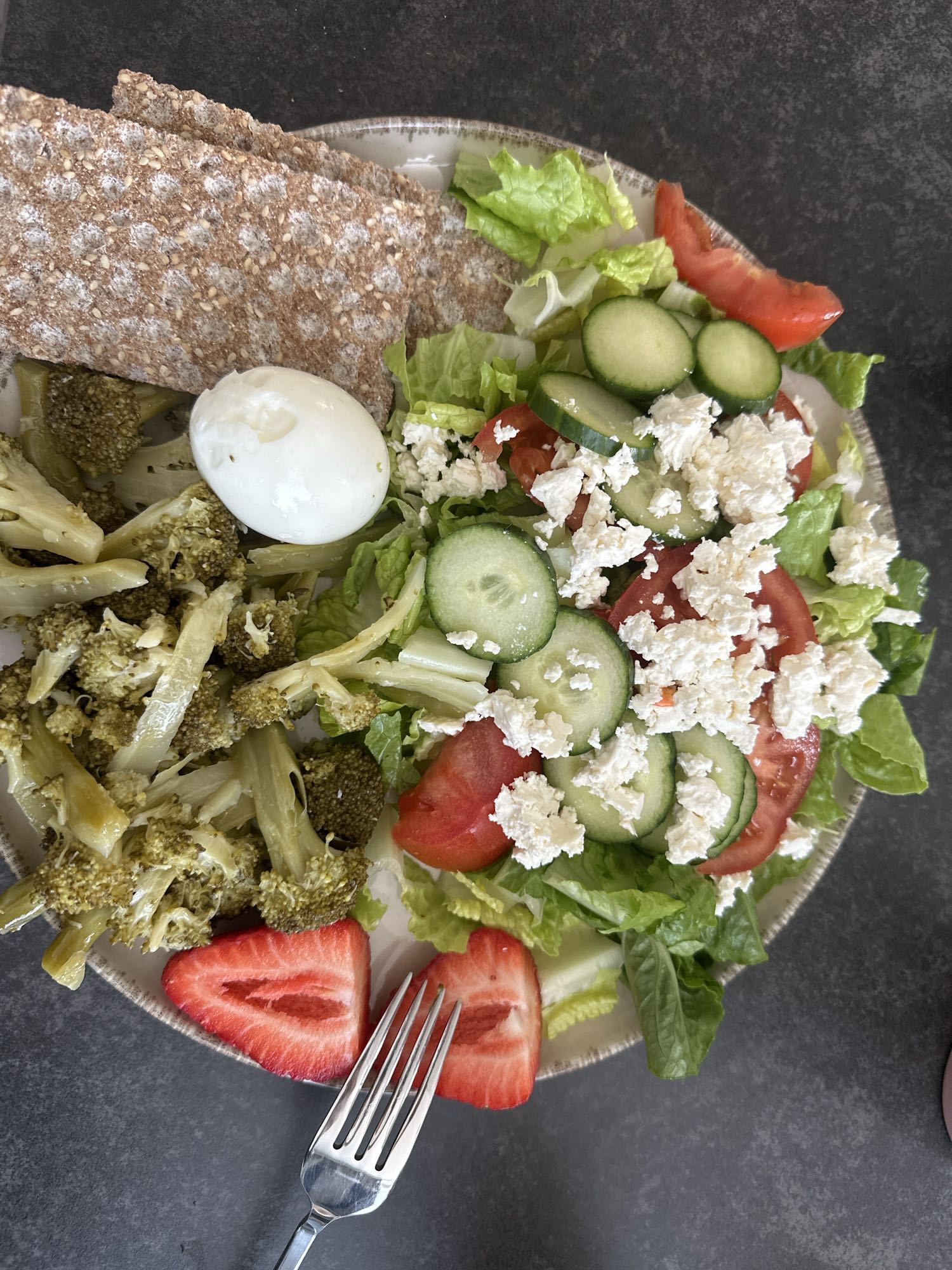 Sallad med ägg och knäckebröd