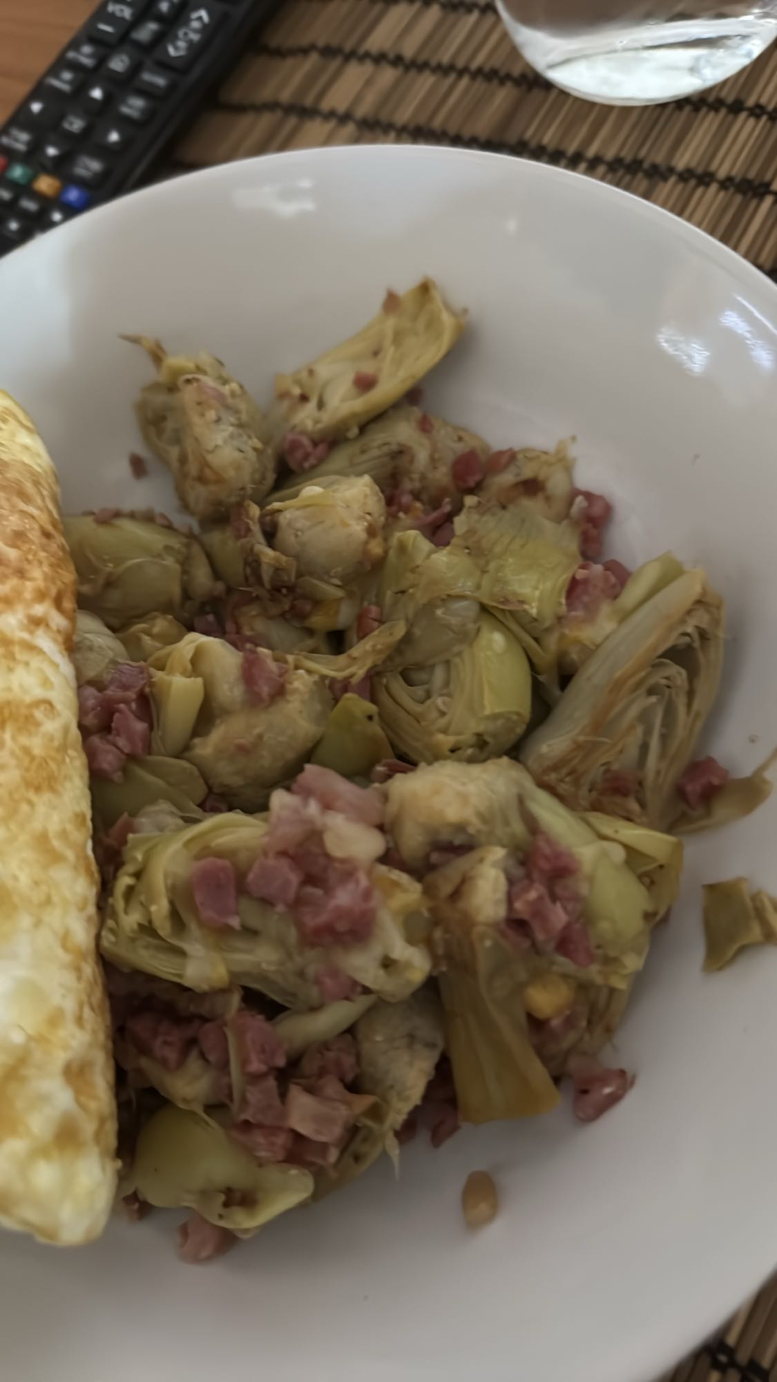 Alcachofas con jamón y huevos a la plancha