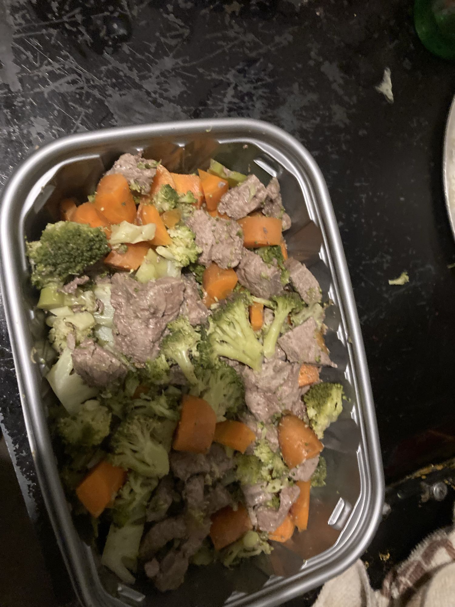 Hígado de res con brócoli y zanahoria