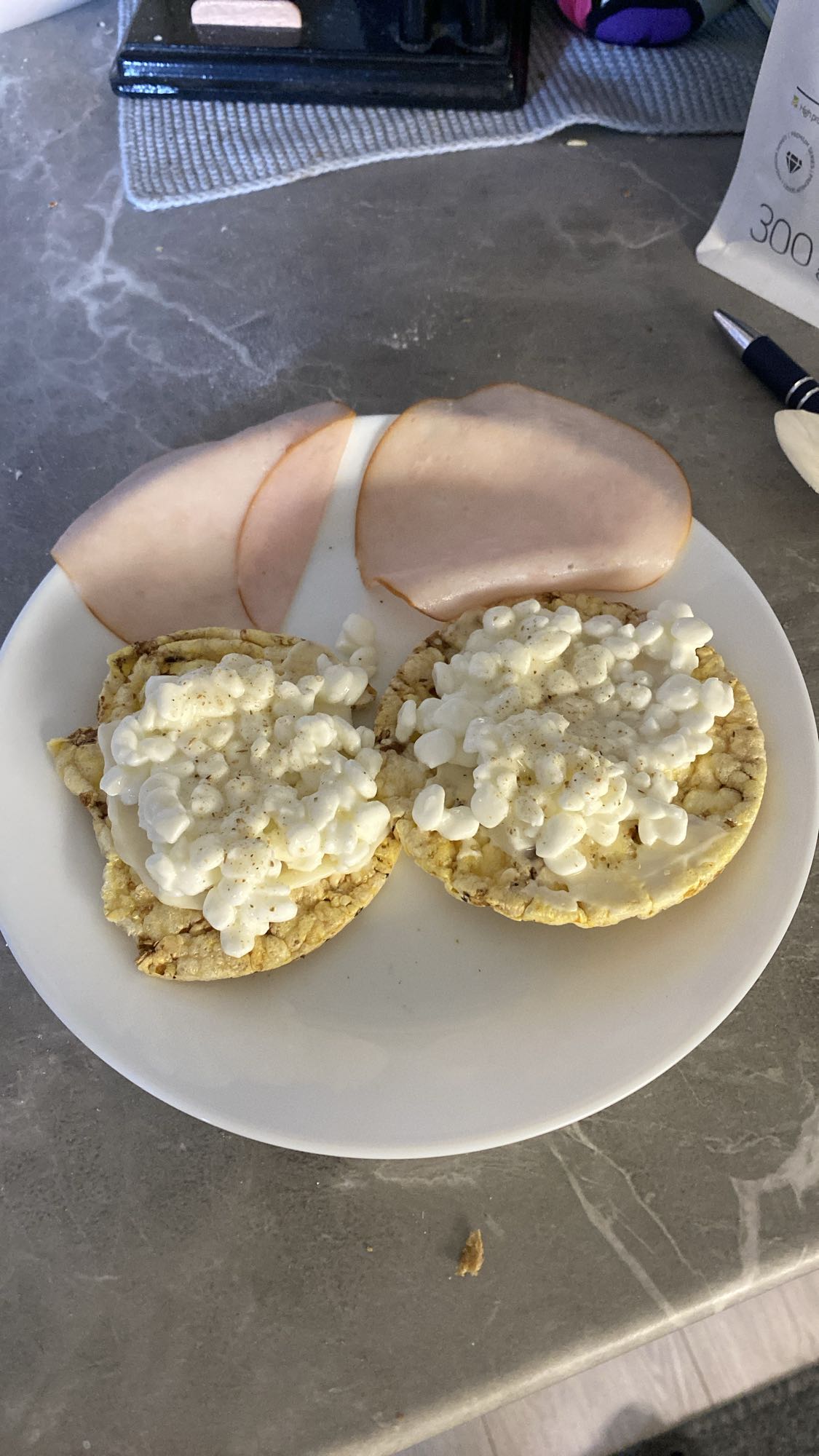 Quinoakakor med keso och kalkonskinka