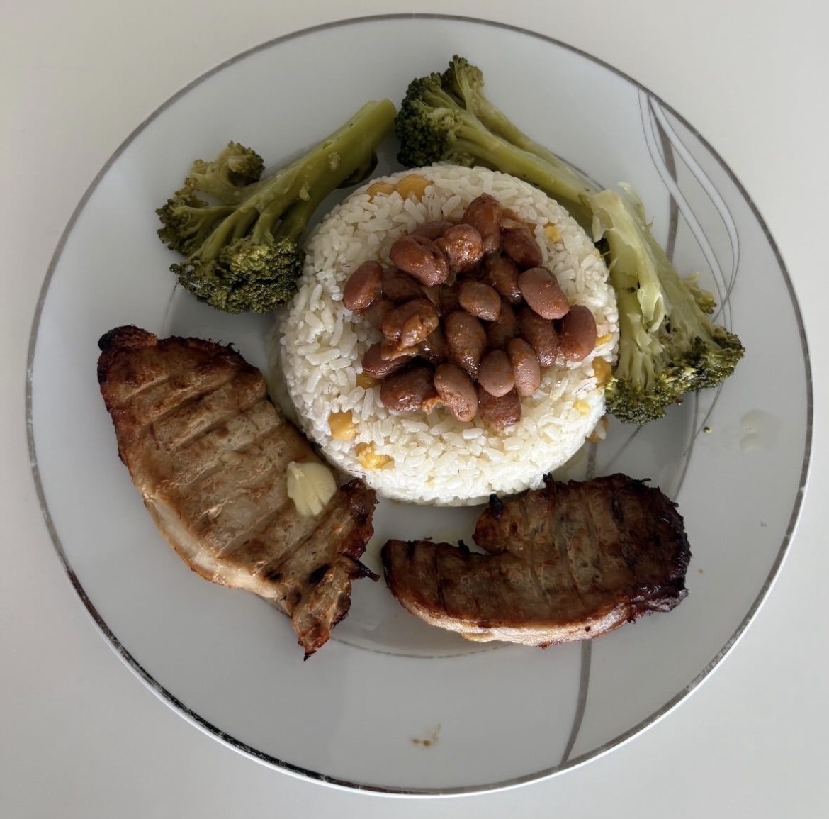 Pirinç, fasulye ve et tabağı