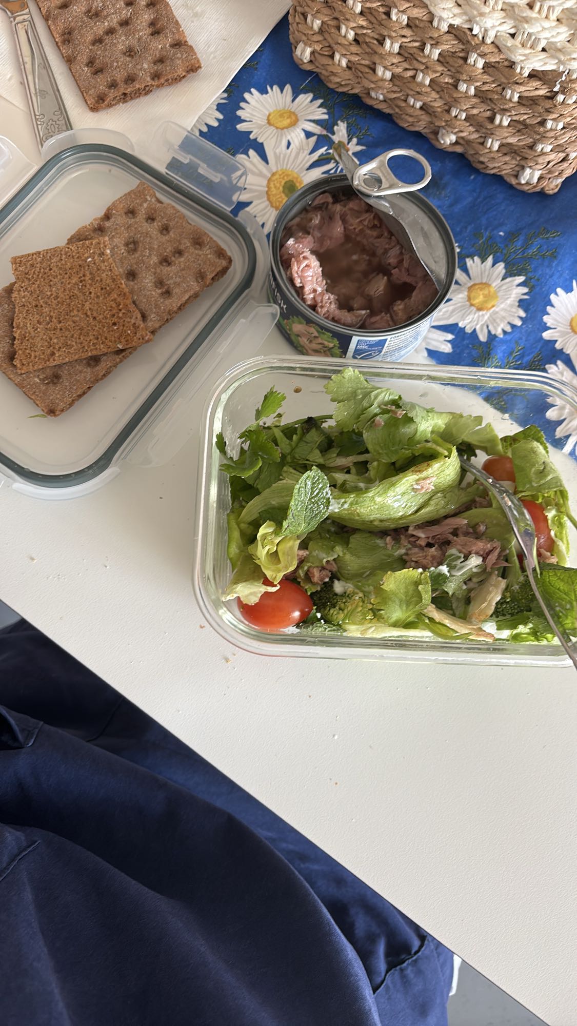 Tonfisksallad med knäckebröd