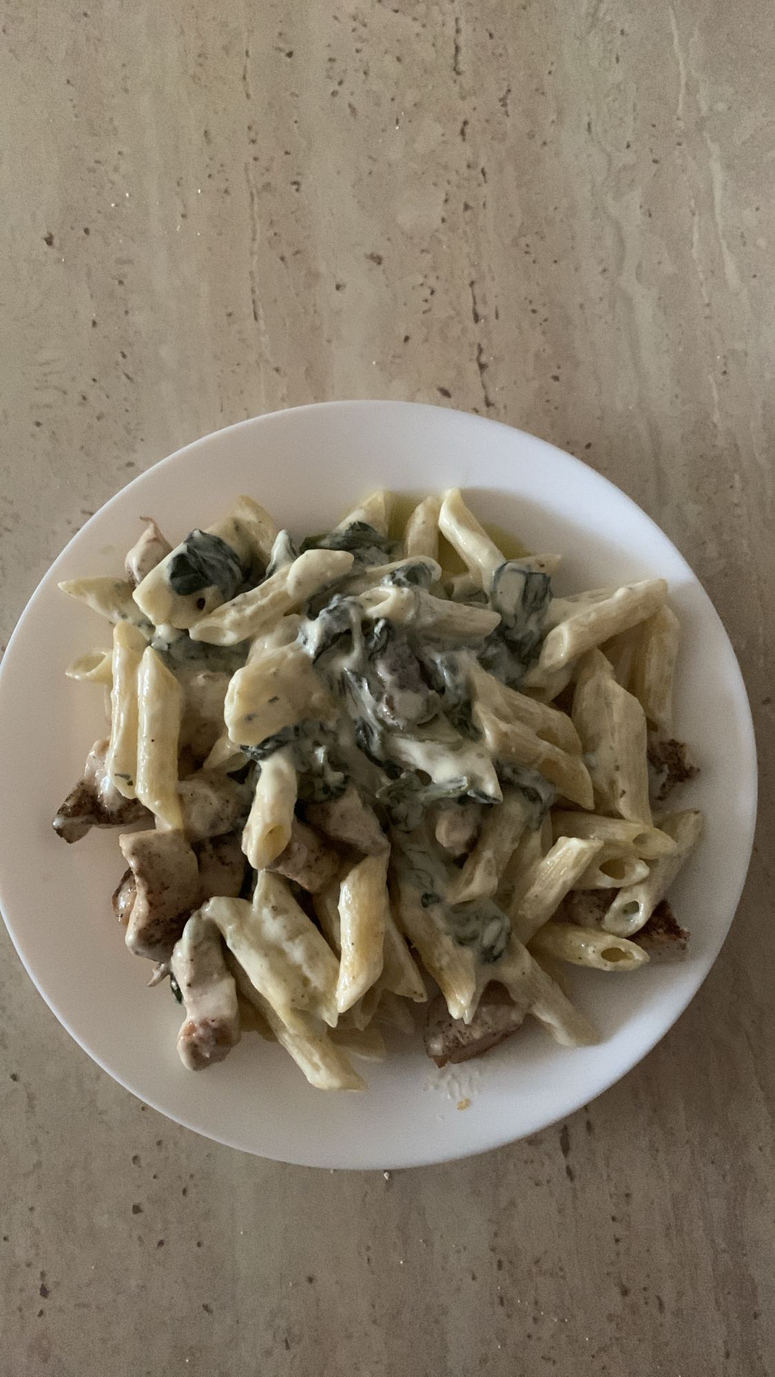 Makaron z kurczakiem i szpinakiem