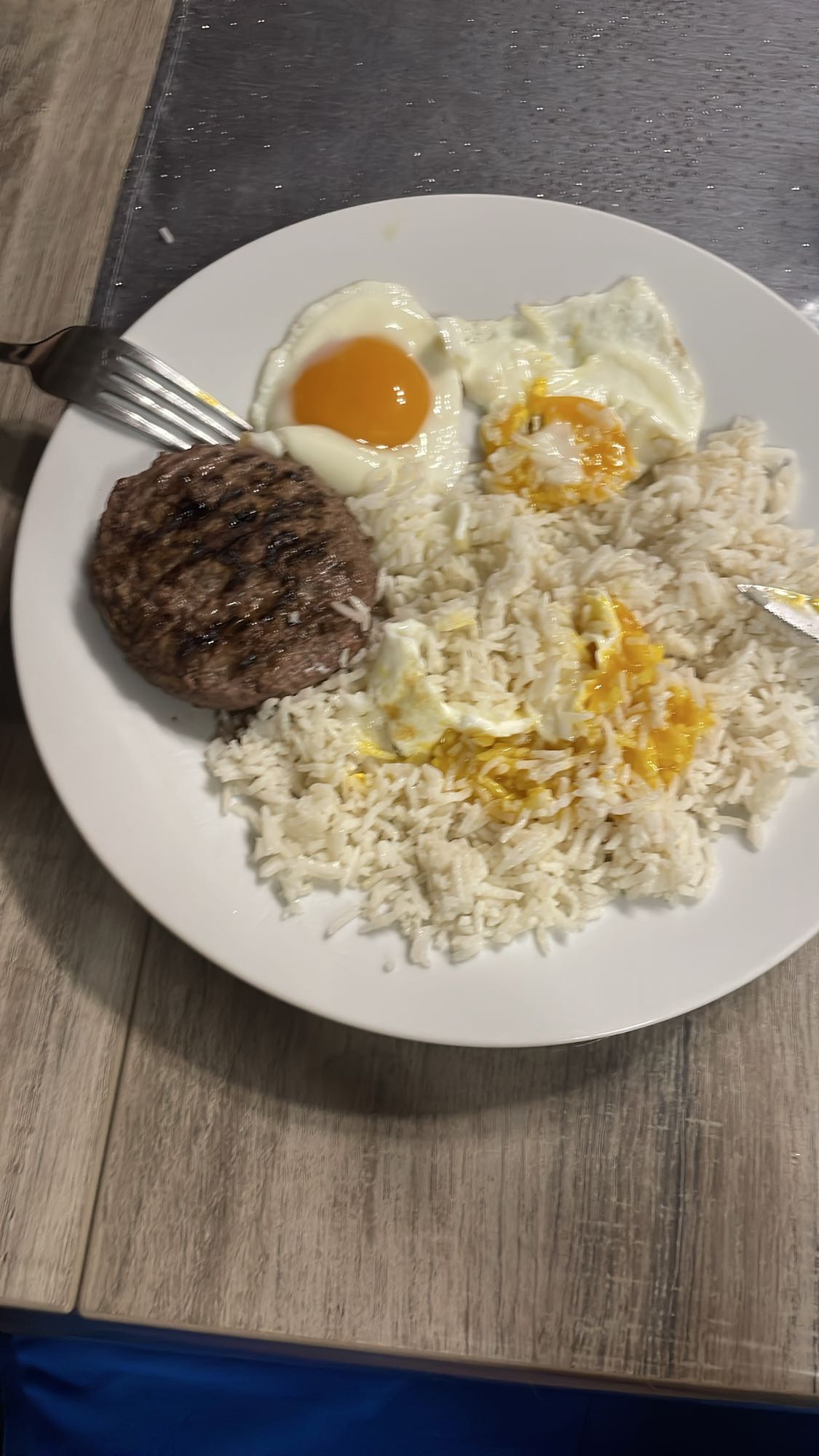 Riz, œufs et steak