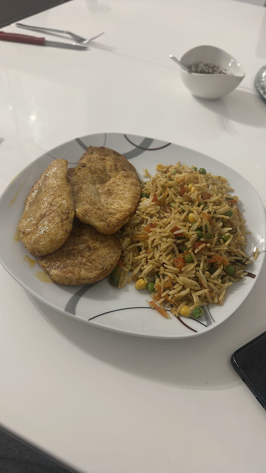 Gegrilltes Hähnchen mit Gemüse-Reis