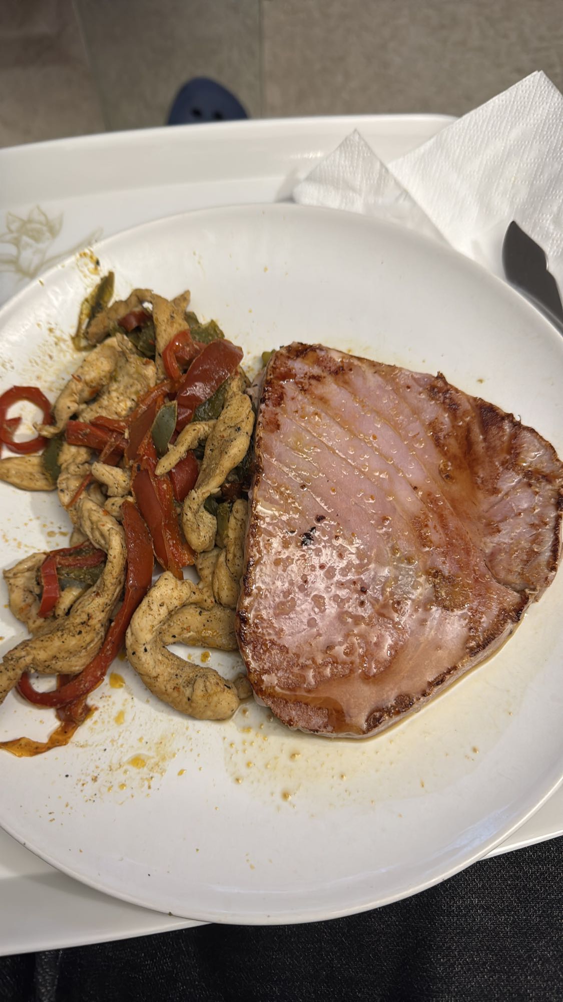 Atún con pollo y verduras