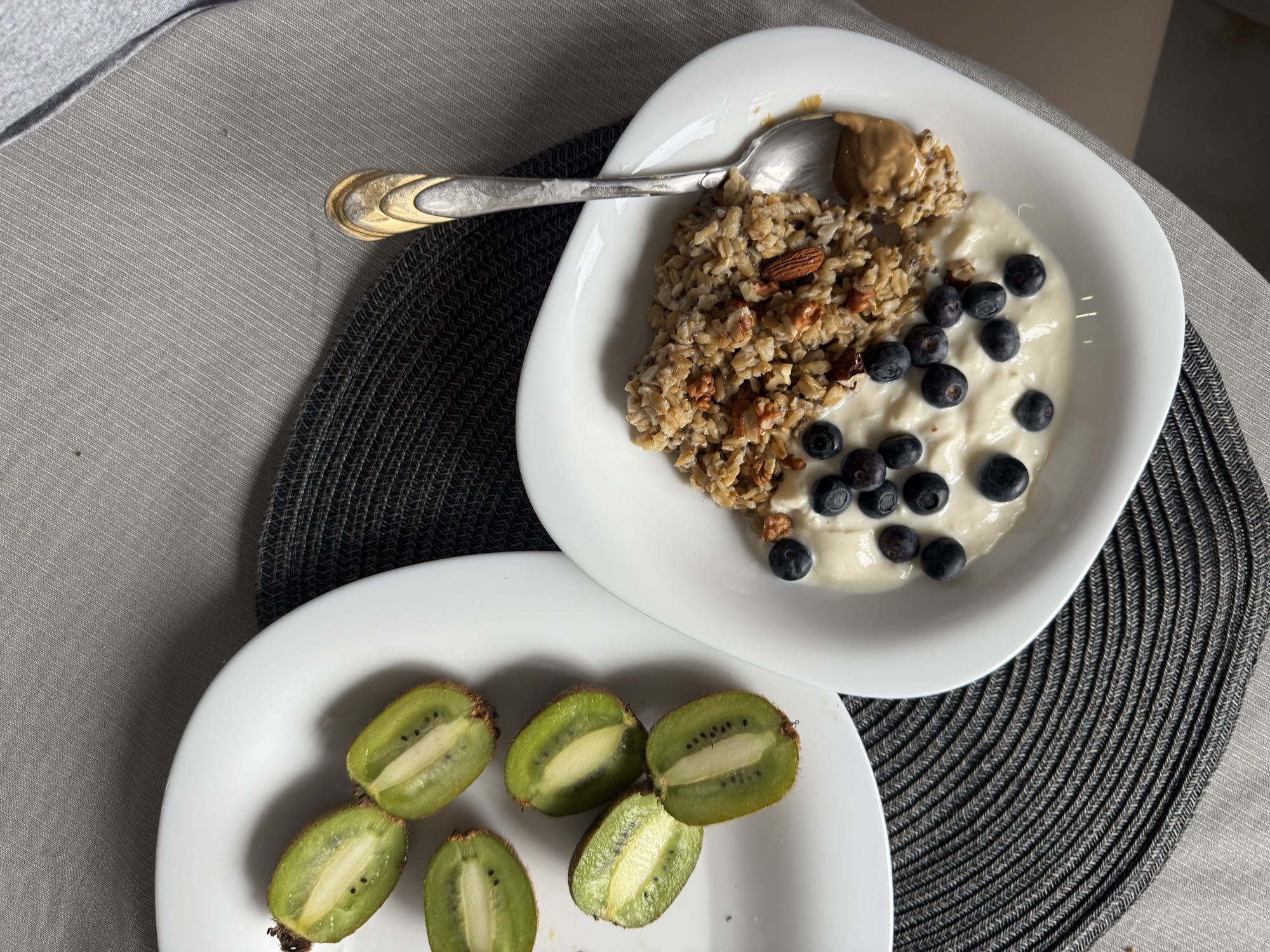 Yogurt oats with kiwi