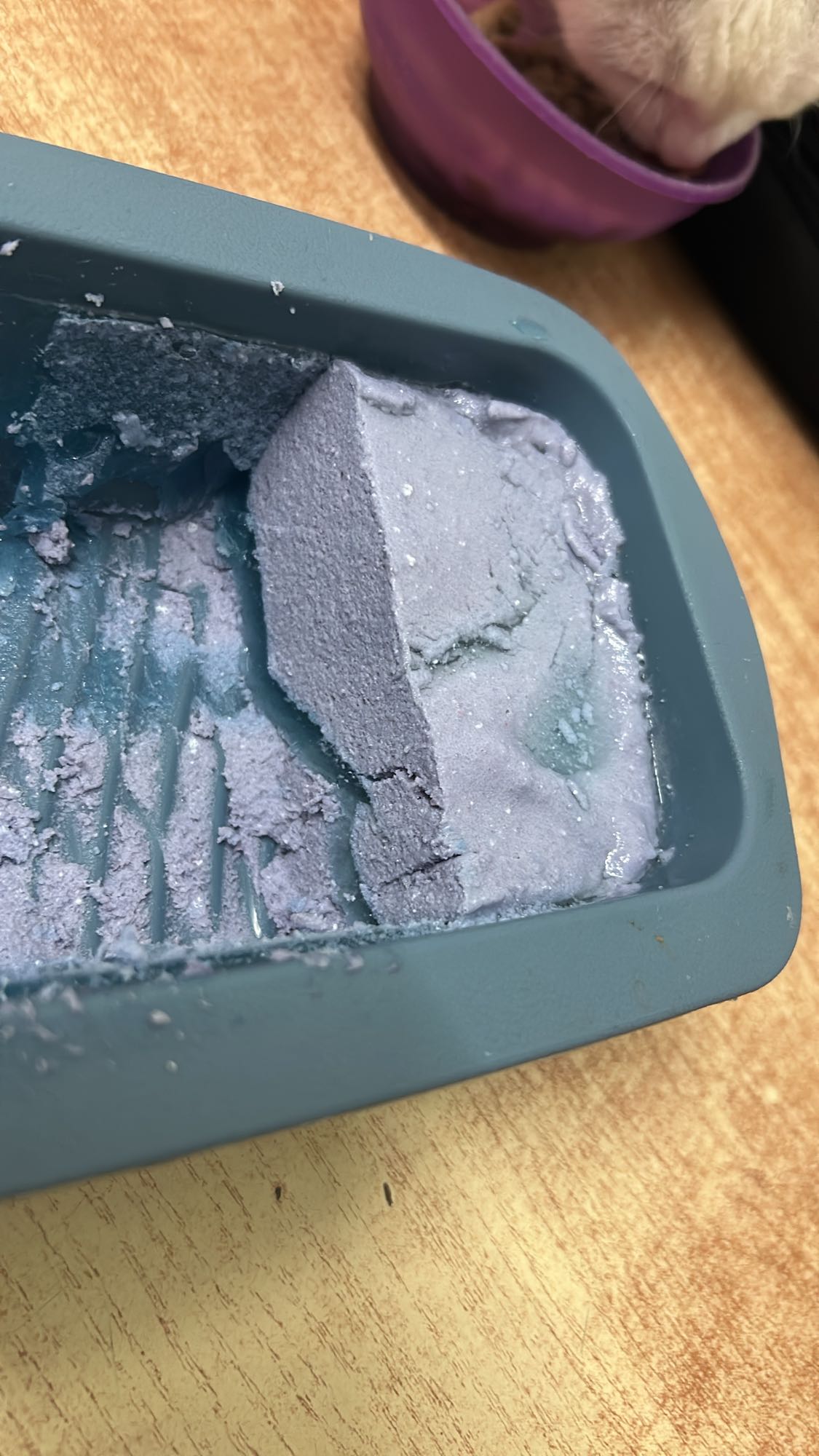 Niebieska masa w foremce