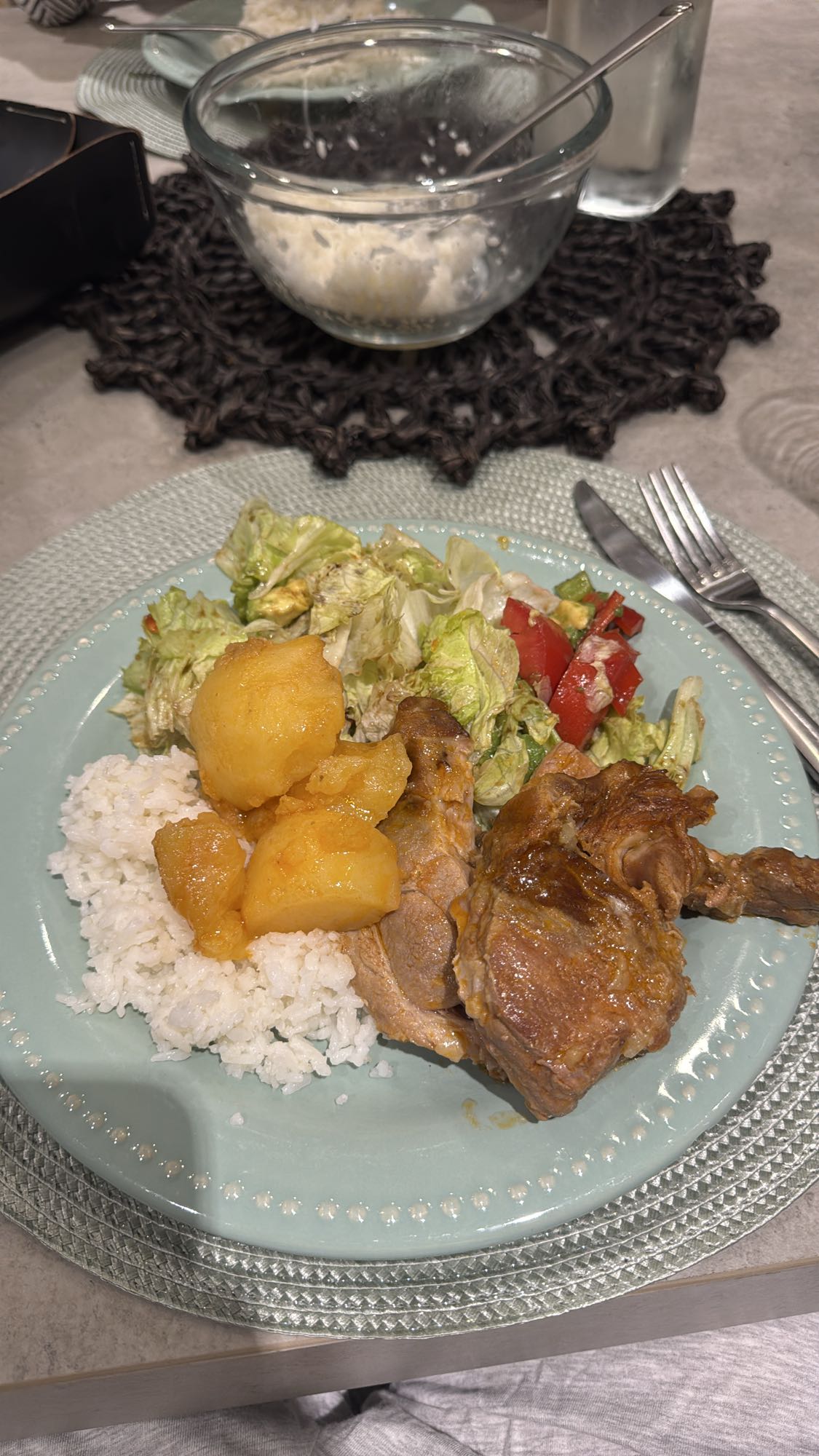 Cerdo con arroz y ensalada