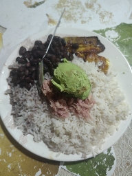 Arroz con frijoles y plátano