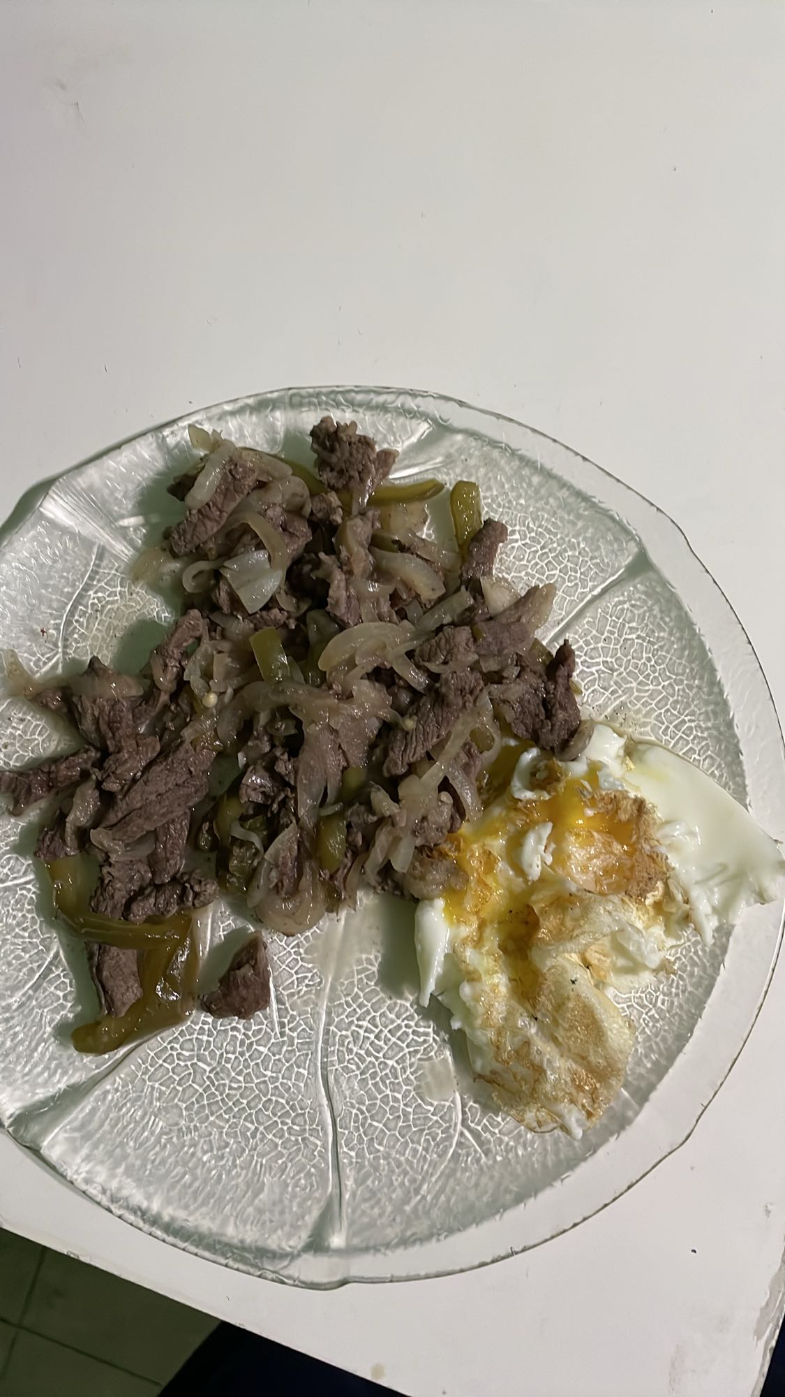 Carne molida con dos huevos fritos sin aceite