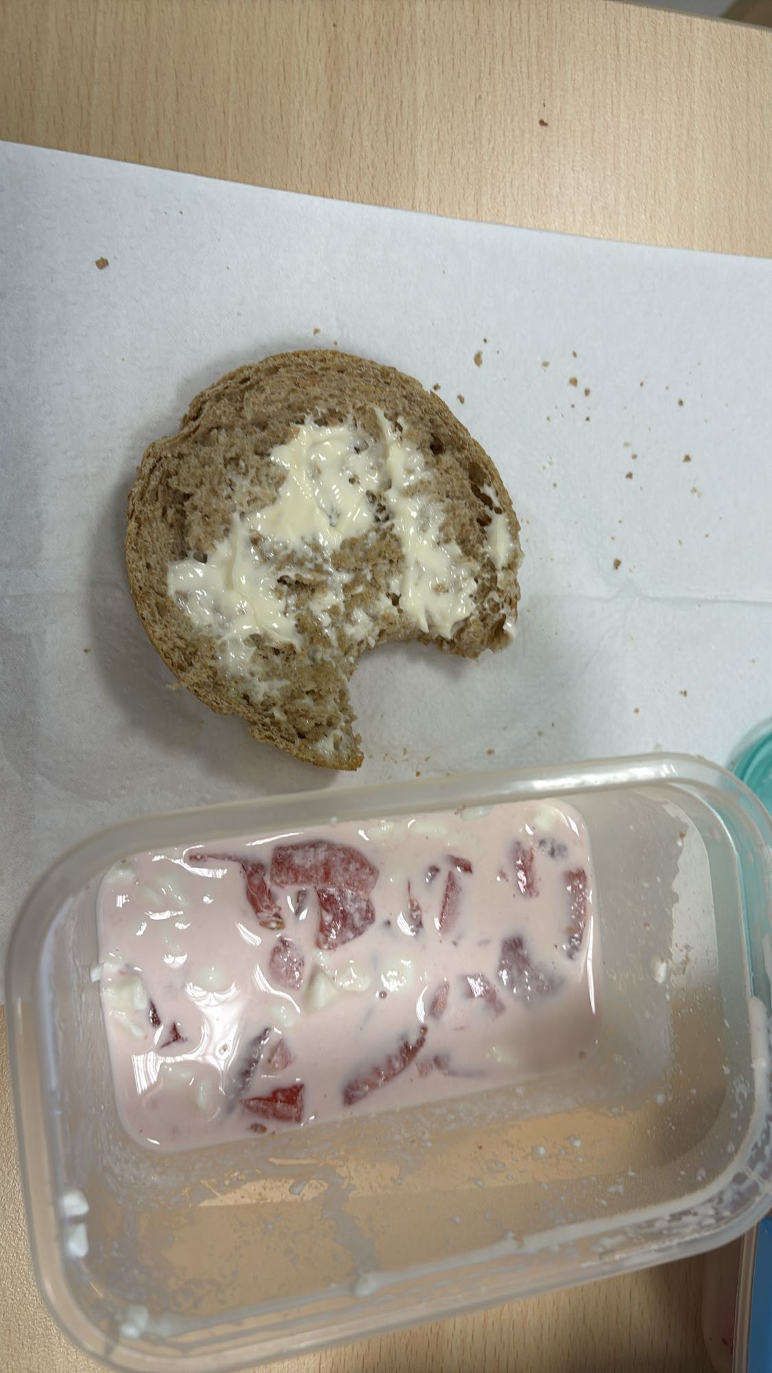 Serek ziarnisty z pomidorem i bułka orkiszowa o niskim IG