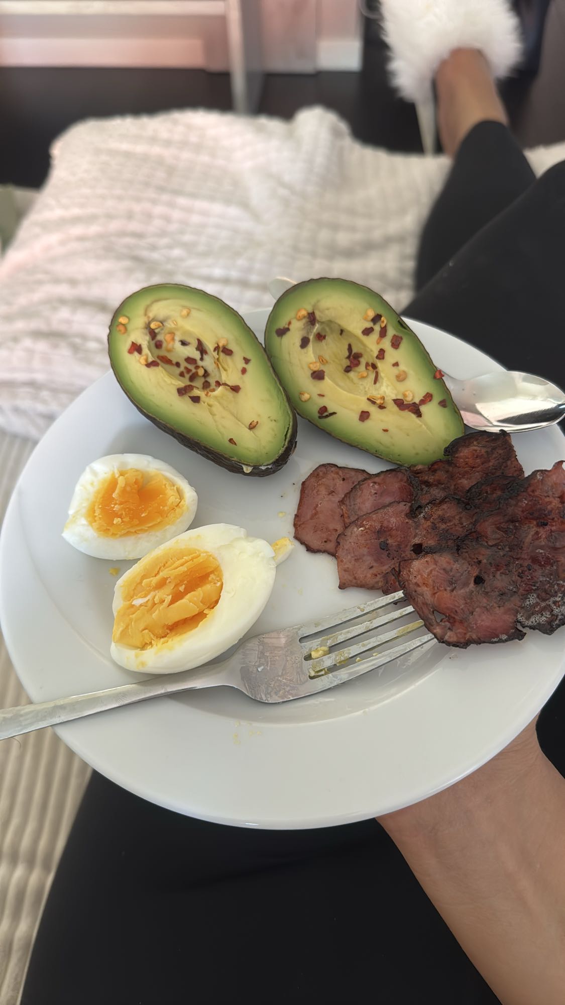 Ägg, avokado och kalkonbacon