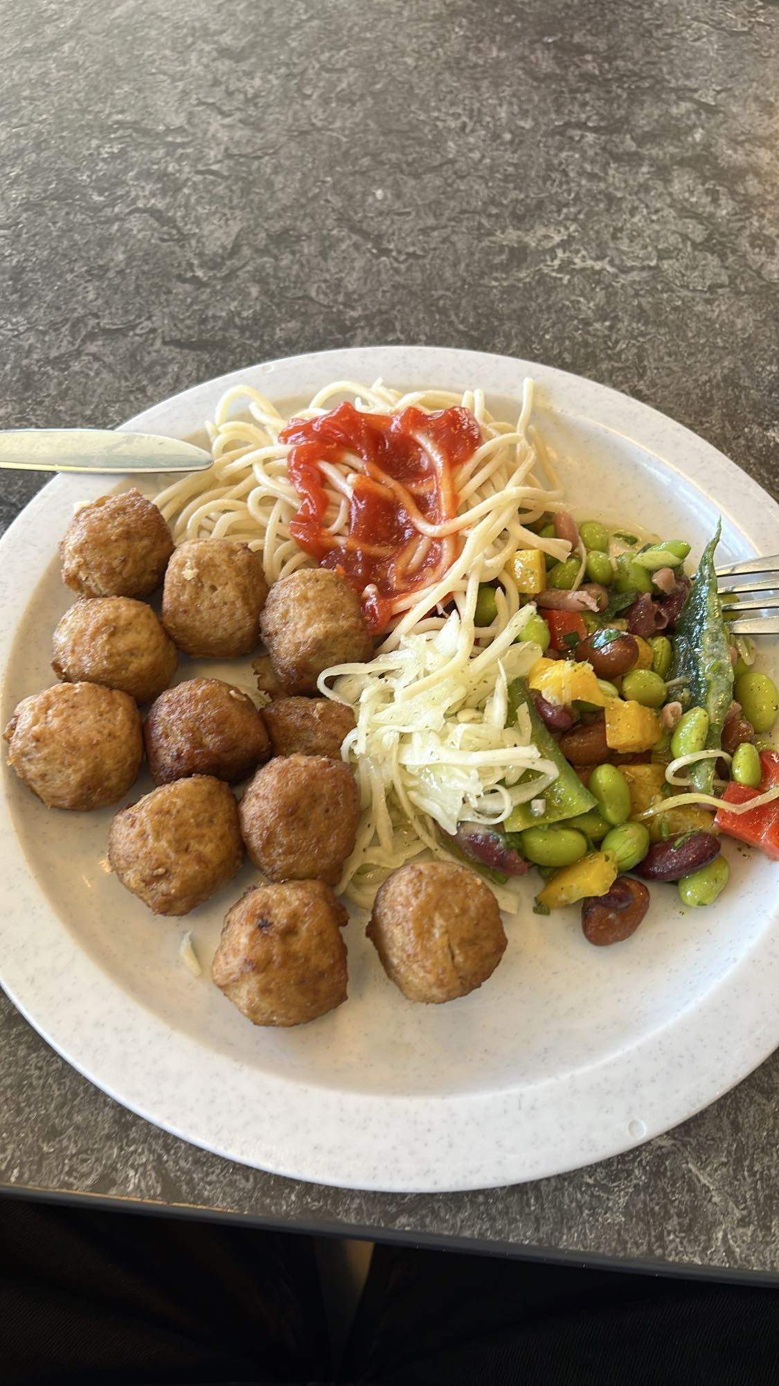 Köttbullar med pasta