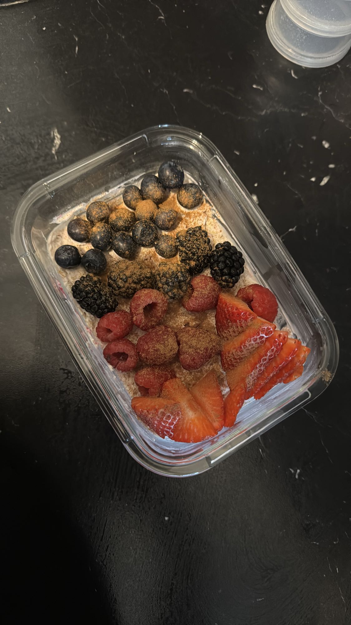 Haferflocken mit Früchten und Skyr