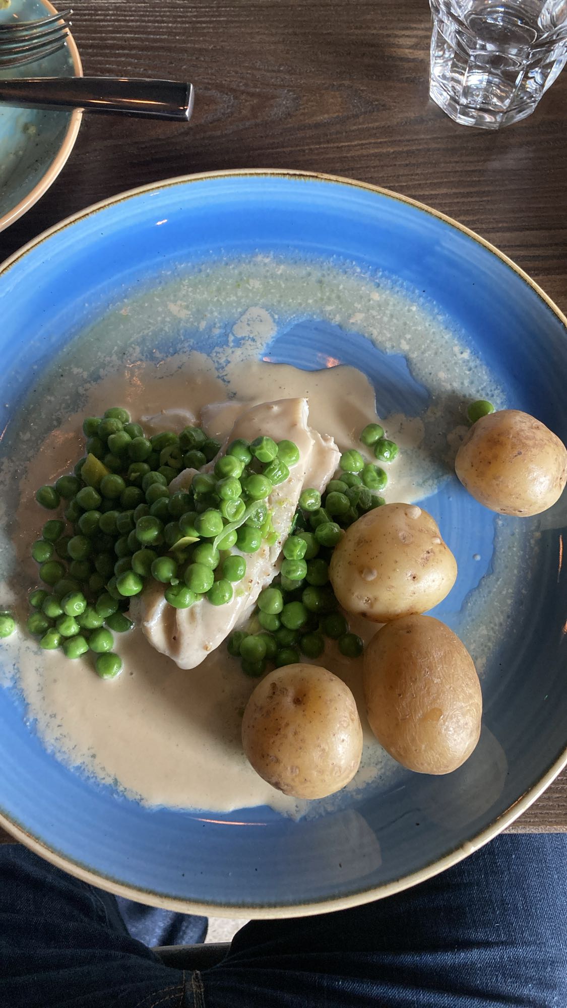 Kokt fisk med ärtor & potatis