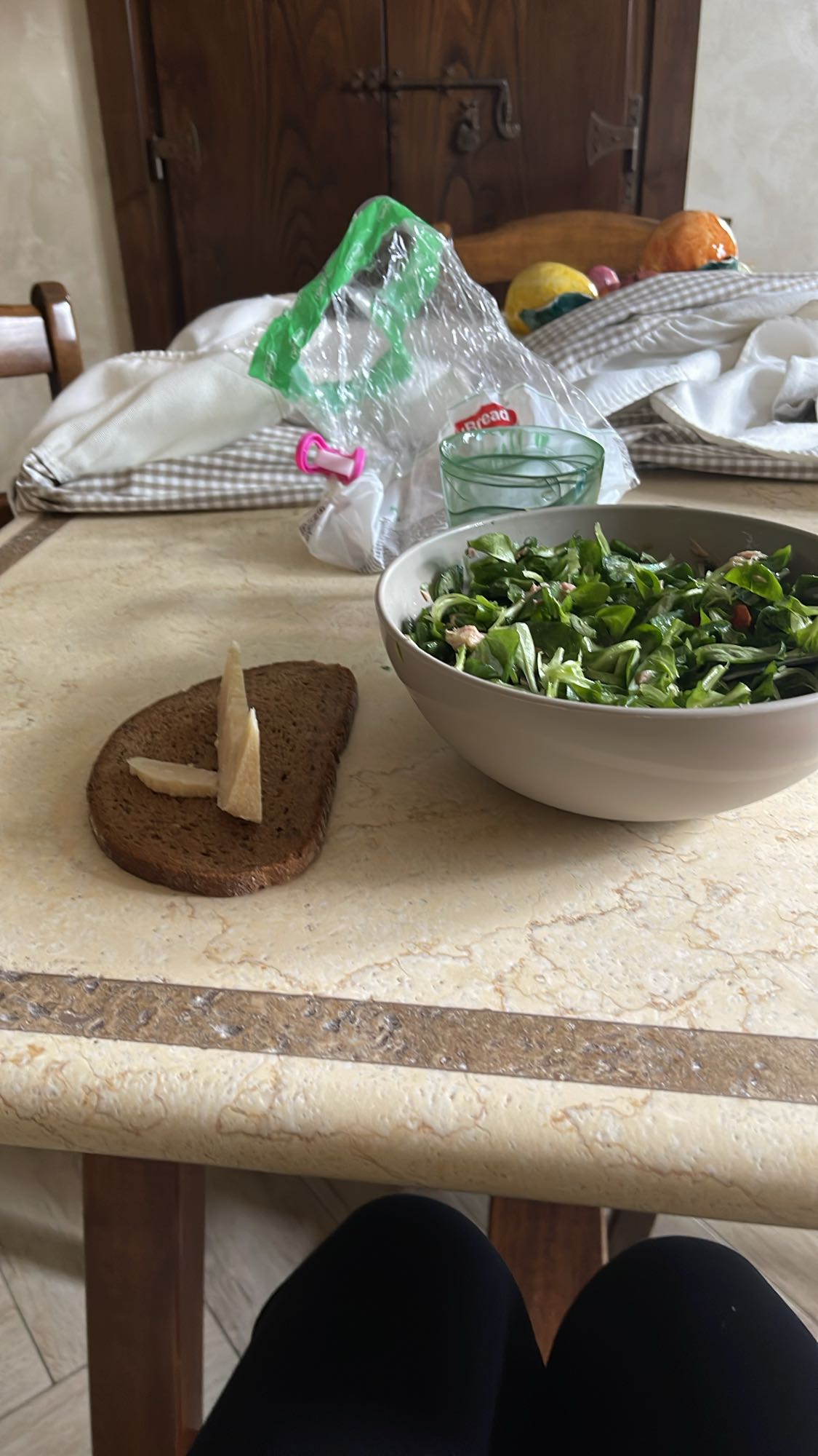 Insalata con pane e formaggio