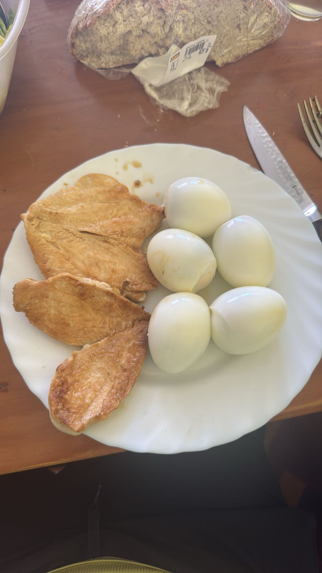 Pollo y huevos cocidos