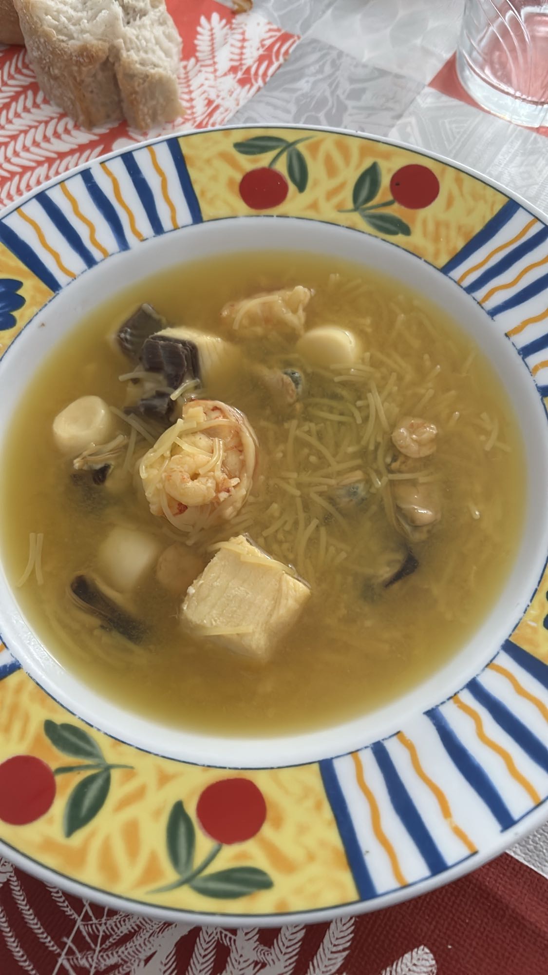 Sopa de pescado con mero, gambas, mejillones y calamar
