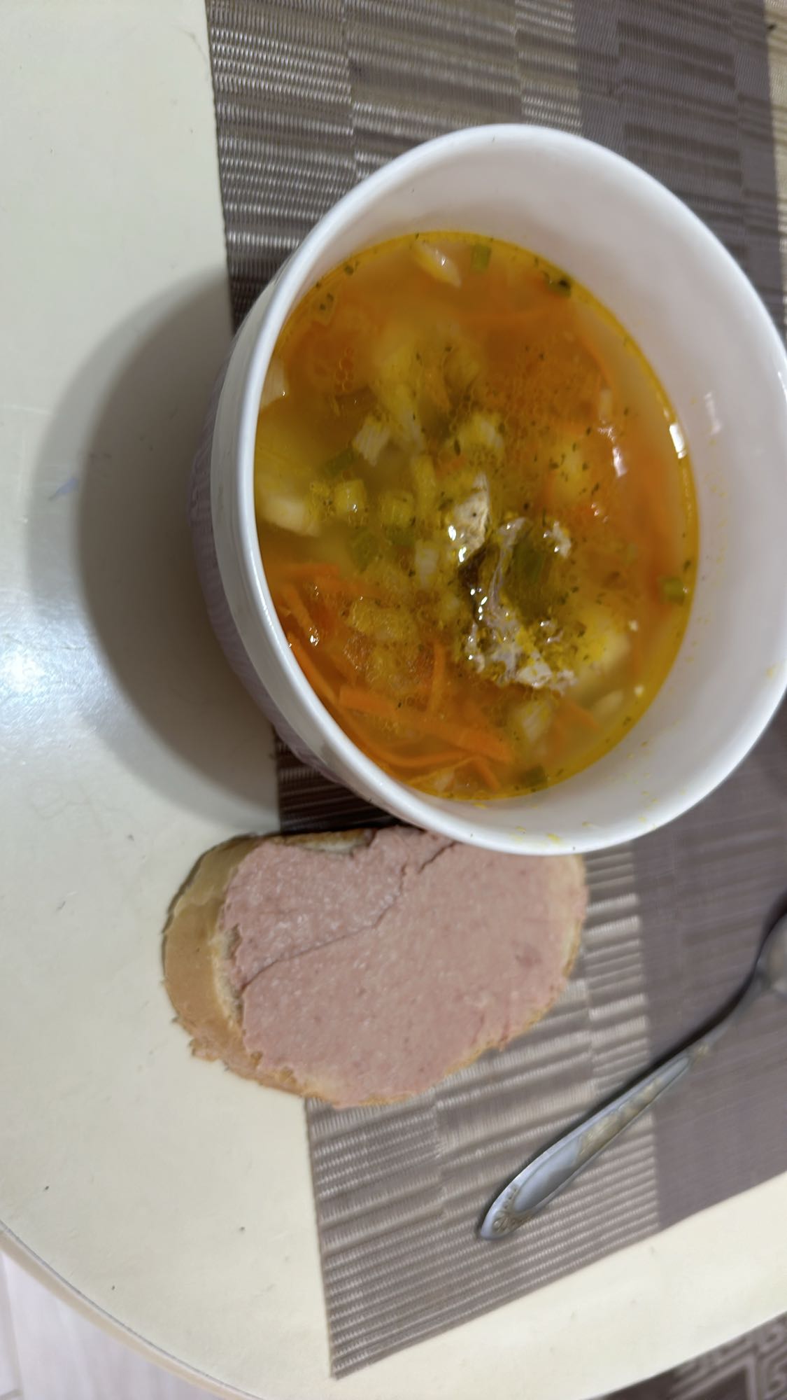 Суп с хлебом и паштетом