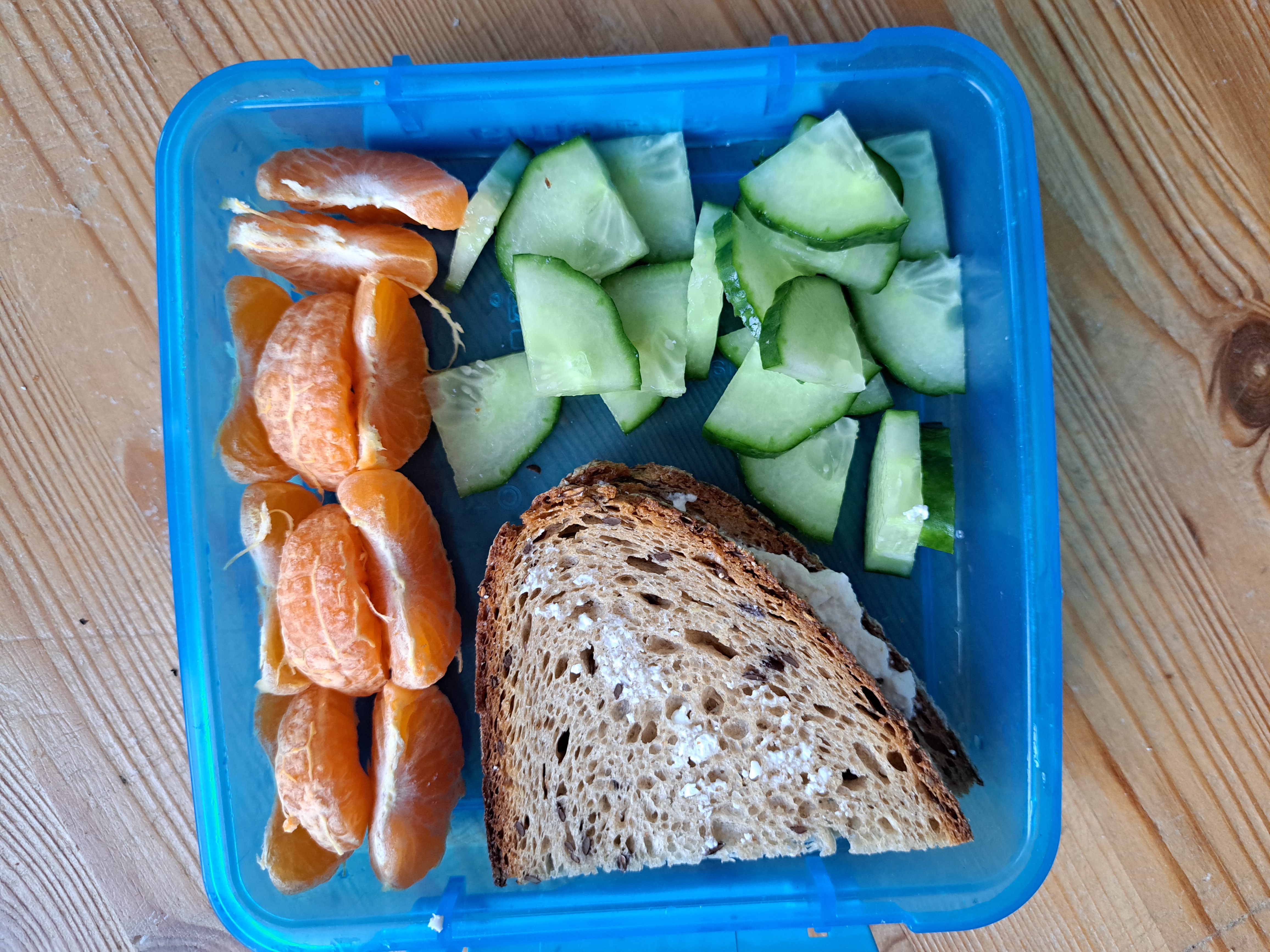 Lunchbox mit Brot & Obst