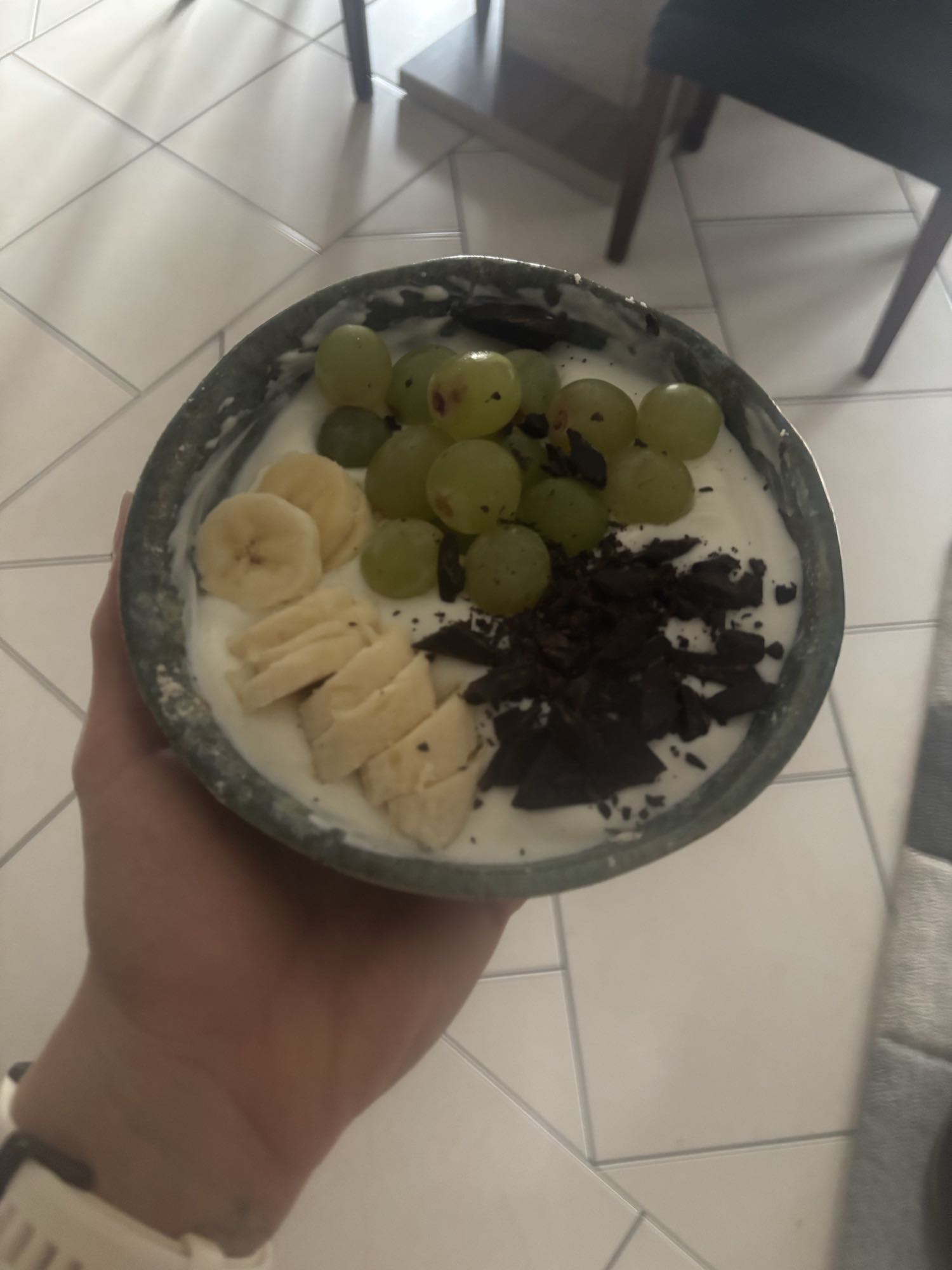 Bol de fromage blanc aux fruits et chocolat noir