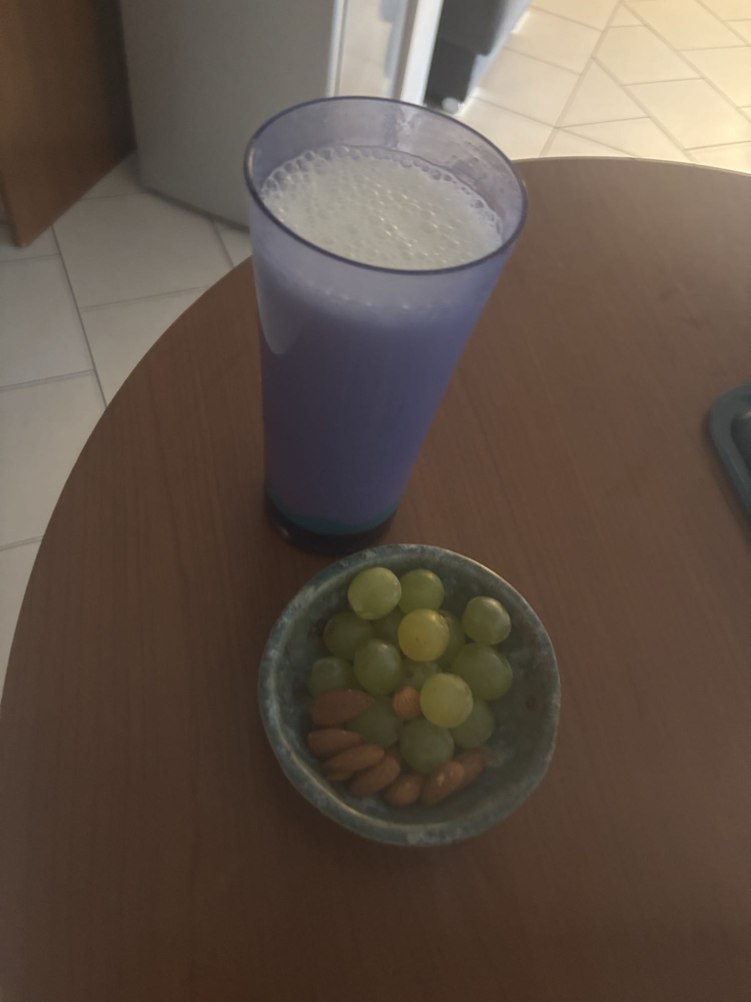 Lait de coco, raisins verts, amandes et banane