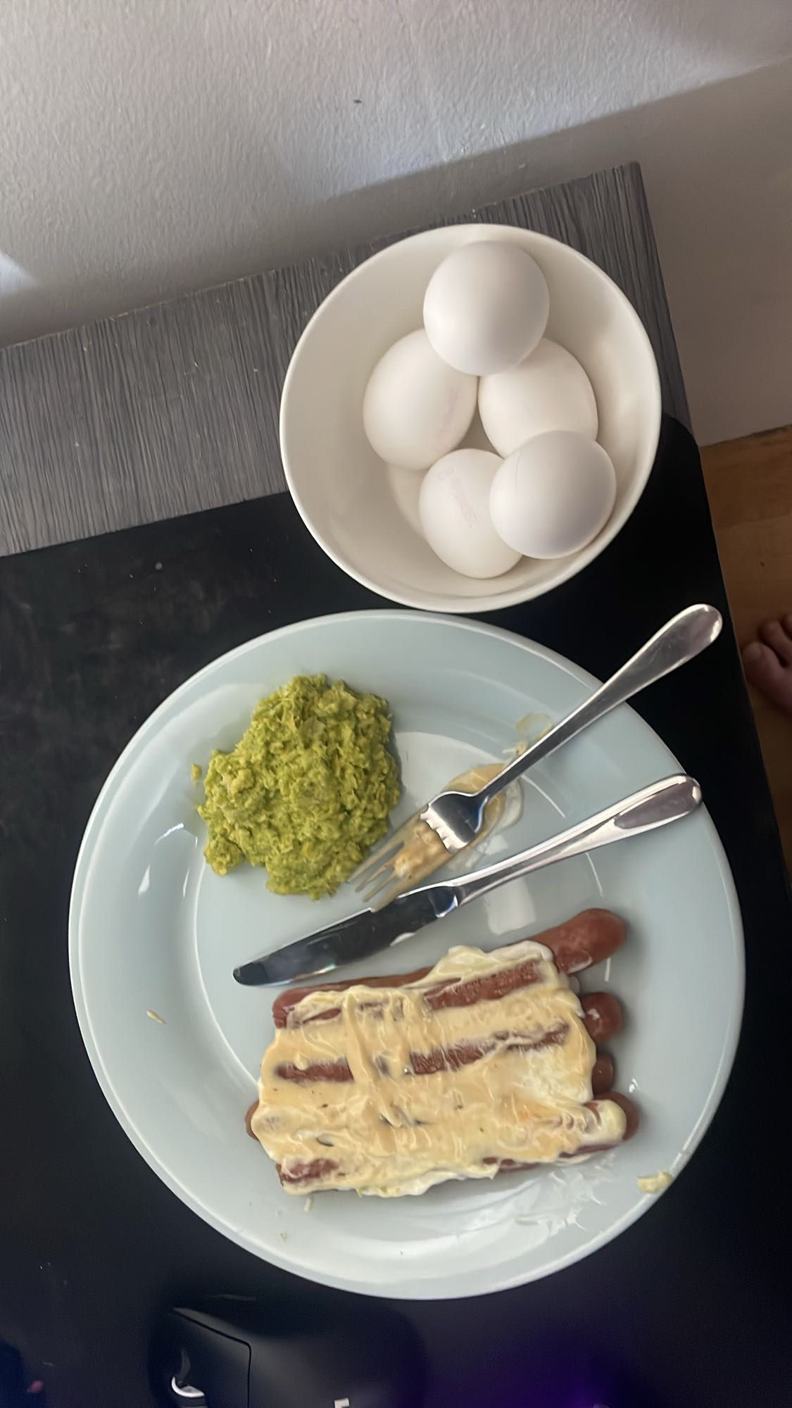 Korv med ägg och avokado