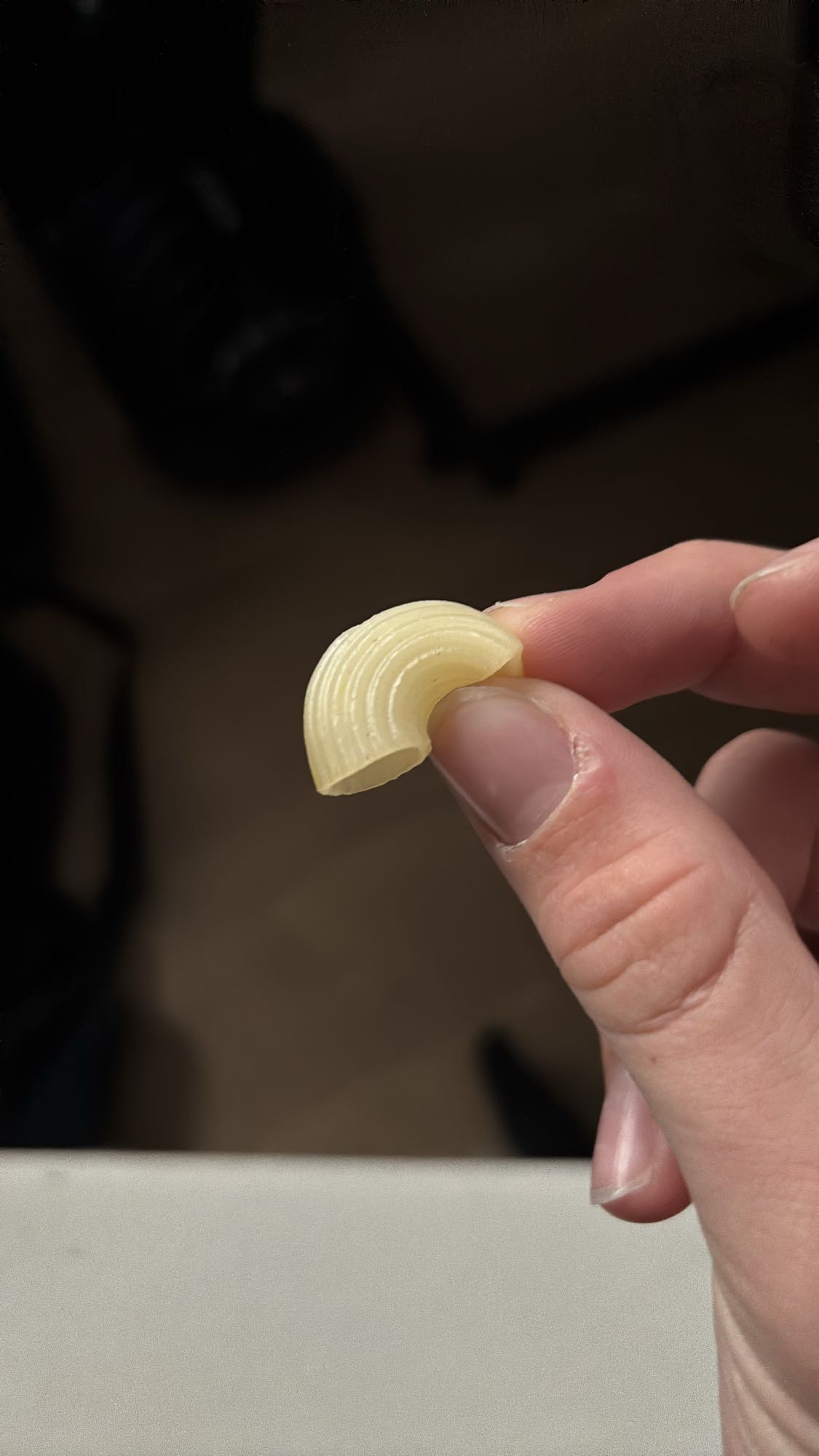 Surowy makaron kolanko