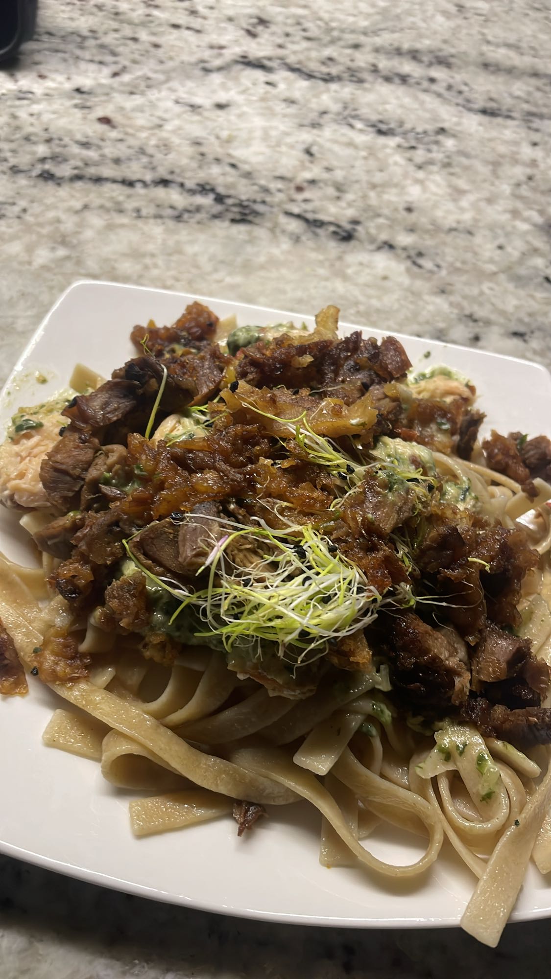 Łosoś i kaczka z sosem bazyliowym