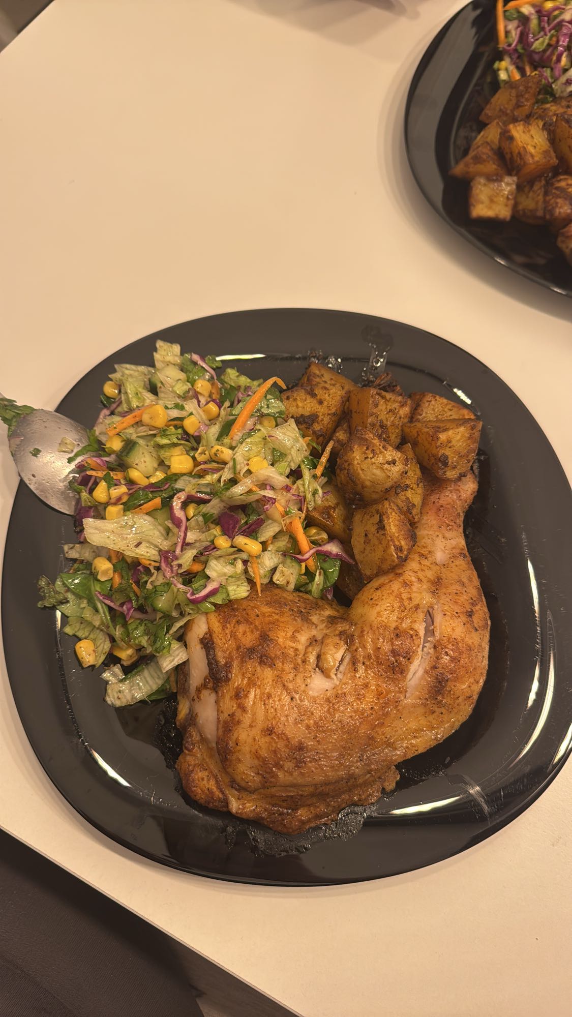 Hähnchenschenkel mit Ofenkartoffeln und gemischtem Salat