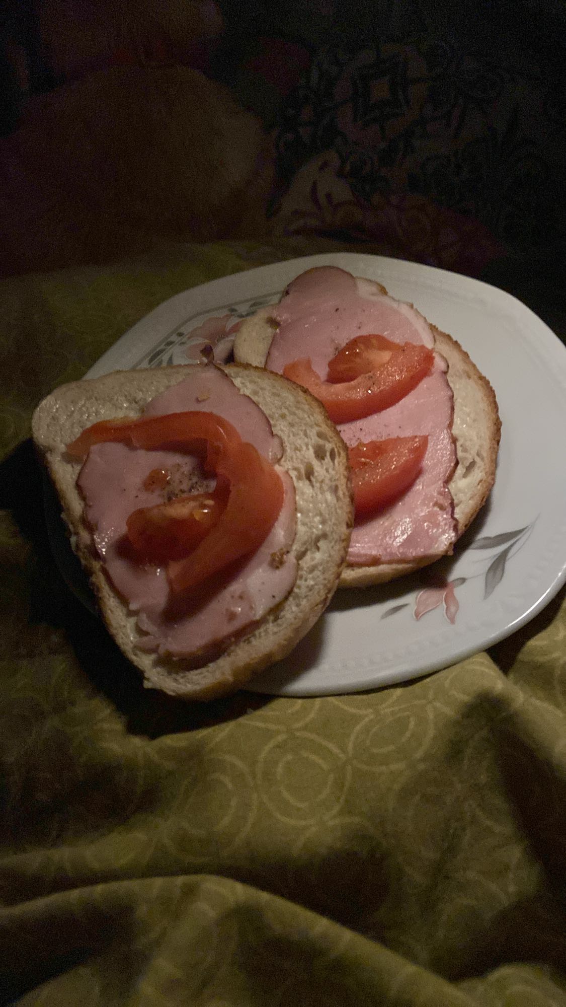 Kanapki z szynką i pomidorem