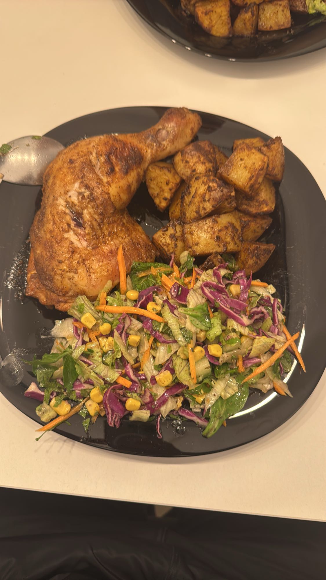 Pollo con papas y gemischte Salat