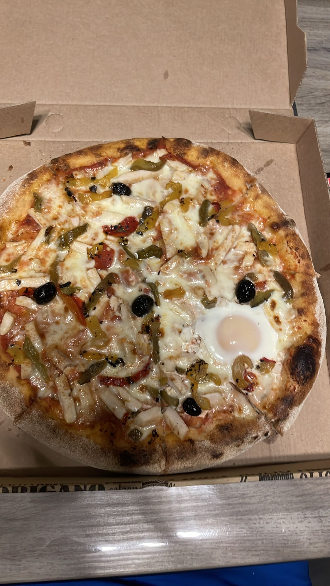 Pizza aux légumes et œuf
